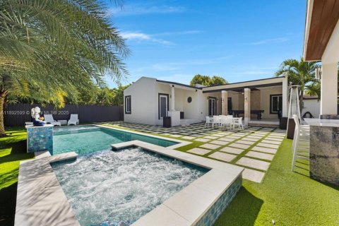 Casa en venta en Hialeah, Florida, 3 dormitorios, 214.79 m2 № 1946152 - foto 4