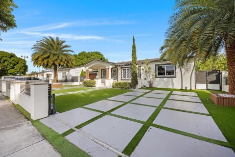Casa en venta en Hialeah, Florida, 3 dormitorios, 214.79 m2 № 1946152 - foto 2