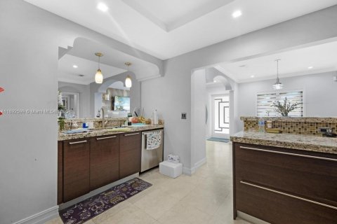 Casa en venta en Hialeah, Florida, 3 dormitorios, 214.79 m2 № 1946152 - foto 12