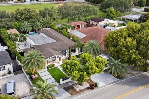 Casa en venta en Hialeah, Florida, 3 dormitorios, 214.79 m2 № 1946152 - foto 24
