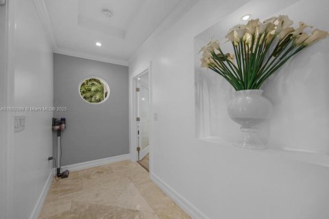 Casa en venta en Hialeah, Florida, 3 dormitorios, 214.79 m2 № 1946152 - foto 8