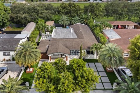Casa en venta en Hialeah, Florida, 3 dormitorios, 214.79 m2 № 1946152 - foto 23