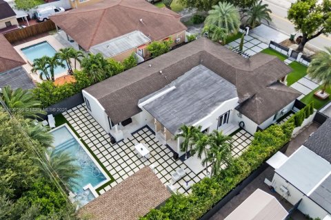Casa en venta en Hialeah, Florida, 3 dormitorios, 214.79 m2 № 1946152 - foto 25