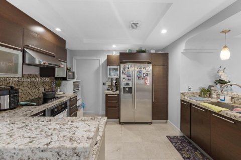 Casa en venta en Hialeah, Florida, 3 dormitorios, 214.79 m2 № 1946152 - foto 11