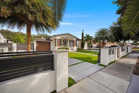Casa en venta en Hialeah, Florida, 3 dormitorios, 214.79 m2 № 1946152 - foto 1