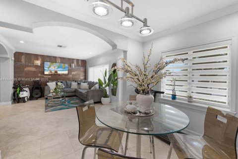 Casa en venta en Hialeah, Florida, 3 dormitorios, 214.79 m2 № 1946152 - foto 9
