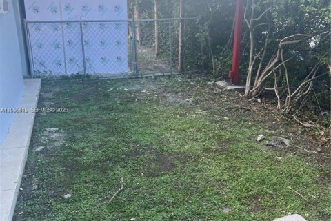 Condo in Hialeah, Florida, 2 bedrooms  № 2069576 - photo 11