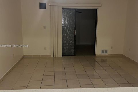 Condo in Hialeah, Florida, 2 bedrooms  № 2069576 - photo 4