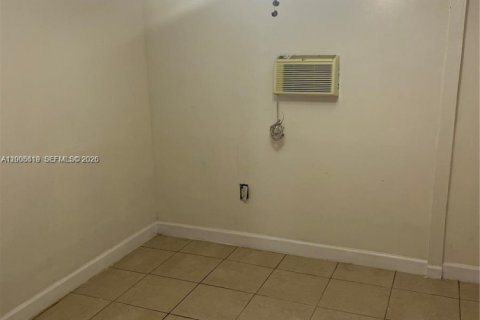 Condo in Hialeah, Florida, 2 bedrooms  № 2069576 - photo 10