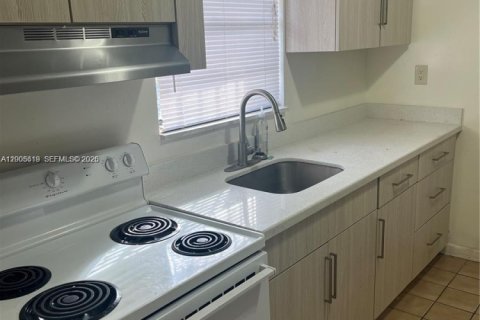 Condo in Hialeah, Florida, 2 bedrooms  № 2069576 - photo 2
