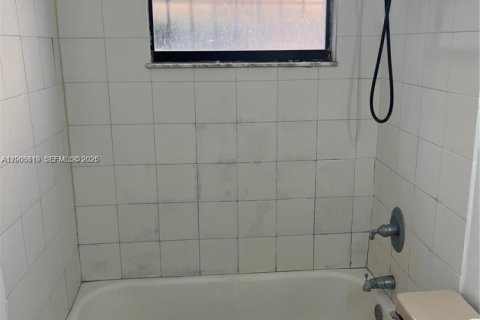 Condo in Hialeah, Florida, 2 bedrooms  № 2069576 - photo 3