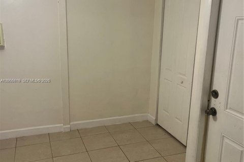 Condo in Hialeah, Florida, 2 bedrooms  № 2069576 - photo 9