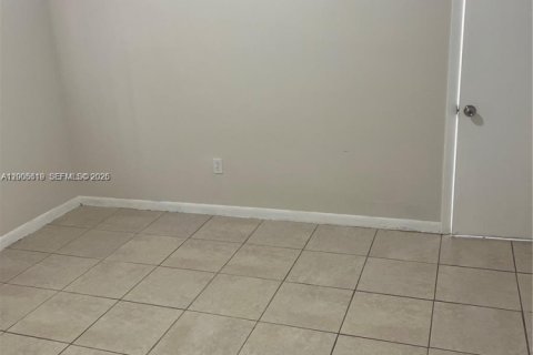 Condo in Hialeah, Florida, 2 bedrooms  № 2069576 - photo 5