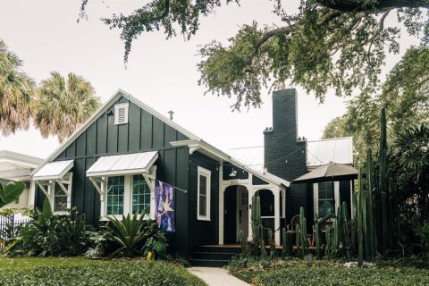 House in Tampa, Florida 4 bedrooms, 167.97 sq.m. № 2102582