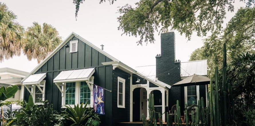 House in Tampa, Florida 4 bedrooms, 167.97 sq.m. № 2102582