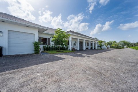 House in Wellington, Florida 6 bedrooms, 537.72 sq.m. № 763014 - photo 1