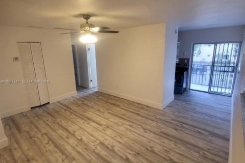 Снять в аренду квартиру в Майами, Флорида 2 спальни, 104.52м2, № 2048960 - фото 11