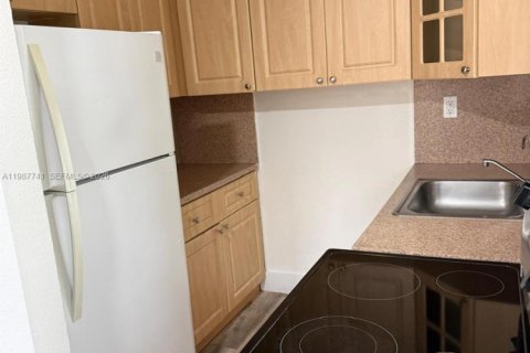 Снять в аренду квартиру в Майами, Флорида 2 спальни, 104.52м2, № 2048960 - фото 13