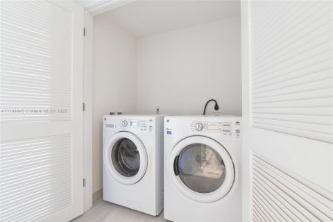 Condo in Hollywood, Florida, 2 bedrooms № 2087138 - photo 17