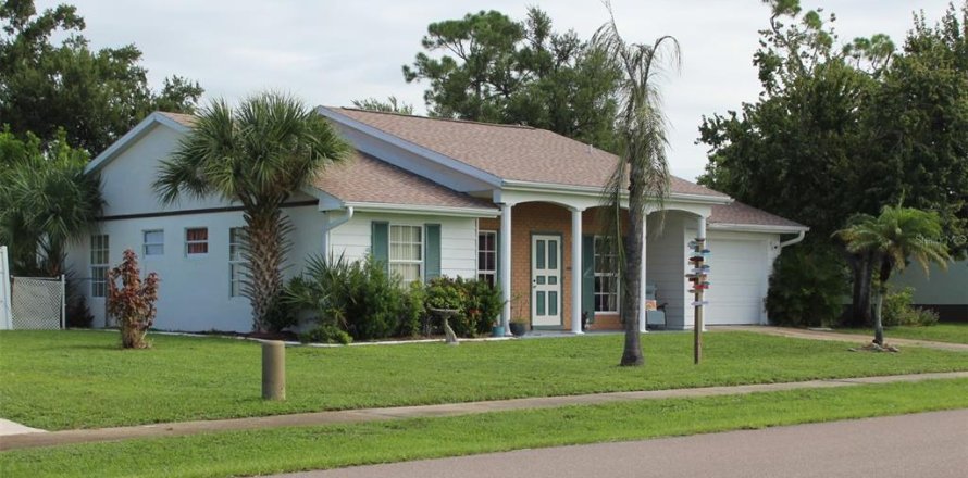 House in Port Charlotte, Florida 2 bedrooms, 114.55 sq.m. № 2110148
