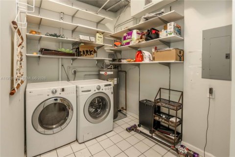 House in Hollywood, Florida 3 bedrooms, 132.57 sq.m. № 2007931 - photo 29