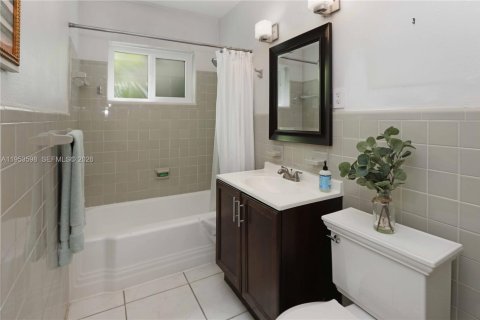 House in Hollywood, Florida 3 bedrooms, 132.57 sq.m. № 2007931 - photo 25