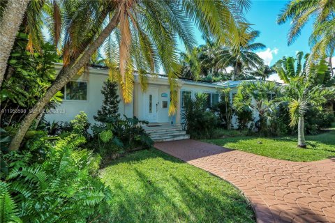 House in Hollywood, Florida 3 bedrooms, 132.57 sq.m. № 2007931
