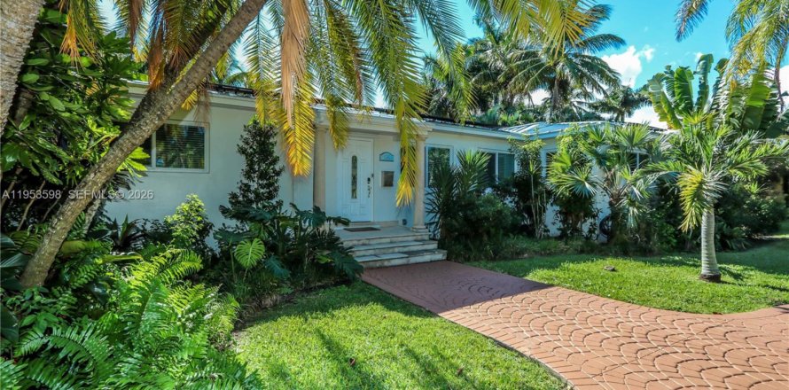 House in Hollywood, Florida 3 bedrooms, 132.57 sq.m. № 2007931