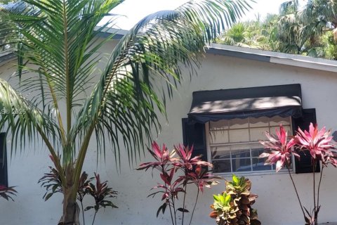 Villa ou maison à louer à Fort Lauderdale, Floride: 2 chambres, 211.45 m2 № 1959741 - photo 1