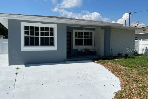 House in Tampa, Florida 3 bedrooms, 137.87 sq.m. № 1866291 - photo 1