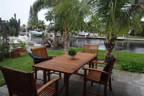 House in Punta Gorda, Florida 3 bedrooms, 205.59 sq.m. № 2218065 - photo 12