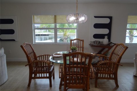 House in Punta Gorda, Florida 3 bedrooms, 205.59 sq.m. № 2218065 - photo 9