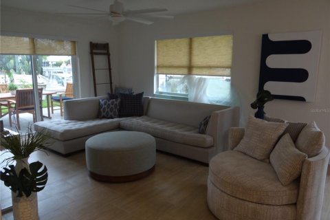 House in Punta Gorda, Florida 3 bedrooms, 205.59 sq.m. № 2218065 - photo 10