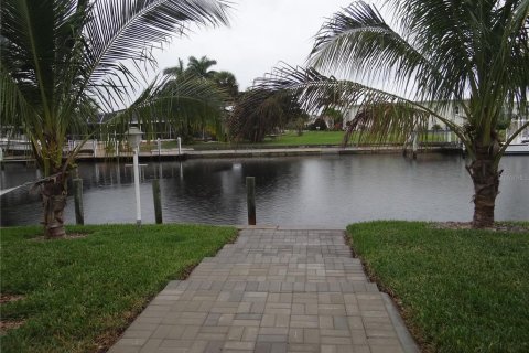 House in Punta Gorda, Florida 3 bedrooms, 205.59 sq.m. № 2218065 - photo 24