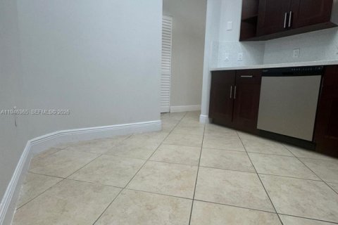 House in Miami, Florida 4 bedrooms, 140.93 sq.m. № 2002752 - photo 7