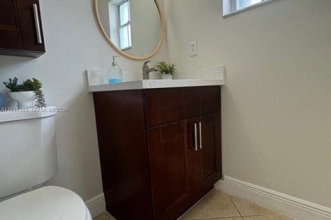 House in Miami, Florida 4 bedrooms, 140.93 sq.m. № 2002752 - photo 13