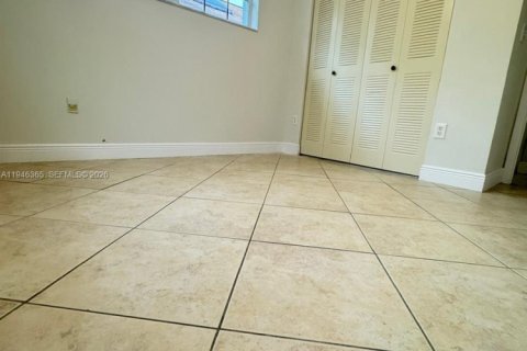 House in Miami, Florida 4 bedrooms, 140.93 sq.m. № 2002752 - photo 20