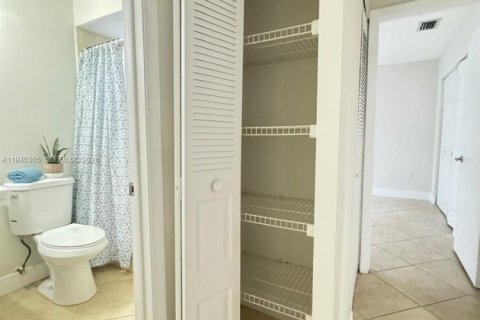 House in Miami, Florida 4 bedrooms, 140.93 sq.m. № 2002752 - photo 22