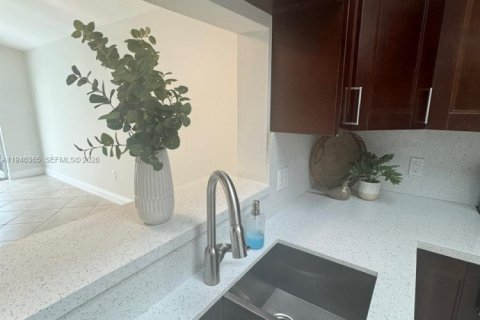 House in Miami, Florida 4 bedrooms, 140.93 sq.m. № 2002752 - photo 6