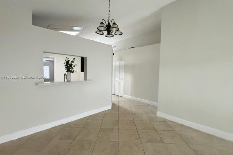 House in Miami, Florida 4 bedrooms, 140.93 sq.m. № 2002752 - photo 28