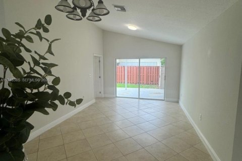 House in Miami, Florida 4 bedrooms, 140.93 sq.m. № 2002752 - photo 4