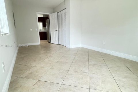 House in Miami, Florida 4 bedrooms, 140.93 sq.m. № 2002752 - photo 29