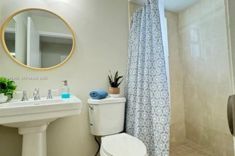 House in Miami, Florida 4 bedrooms, 140.93 sq.m. № 2002752 - photo 18