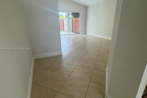 House in Miami, Florida 4 bedrooms, 140.93 sq.m. № 2002752 - photo 9