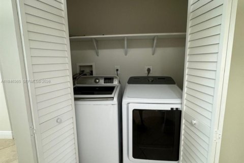 House in Miami, Florida 4 bedrooms, 140.93 sq.m. № 2002752 - photo 14