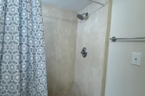 House in Miami, Florida 4 bedrooms, 140.93 sq.m. № 2002752 - photo 17