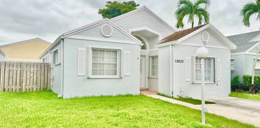 House in Miami, Florida 4 bedrooms, 140.93 sq.m. № 2002752