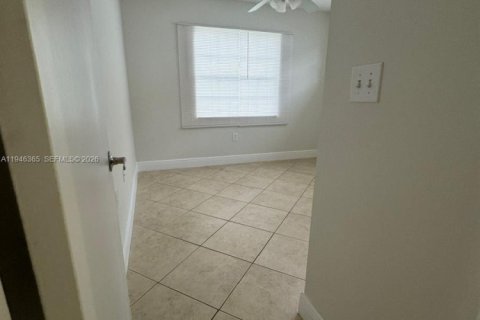 House in Miami, Florida 4 bedrooms, 140.93 sq.m. № 2002752 - photo 19