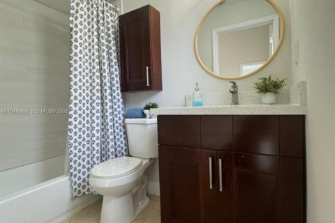 House in Miami, Florida 4 bedrooms, 140.93 sq.m. № 2002752 - photo 8