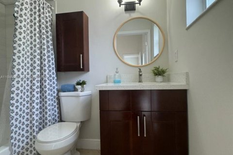 House in Miami, Florida 4 bedrooms, 140.93 sq.m. № 2002752 - photo 12